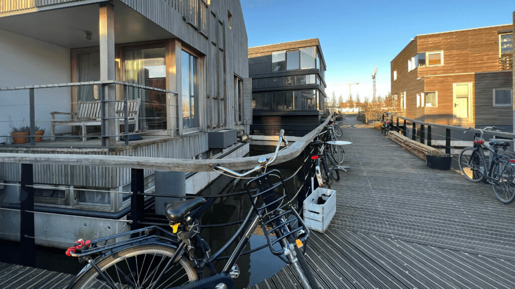 オランダの運河に浮かぶ！サステナブルな水上住宅 Schoonschip