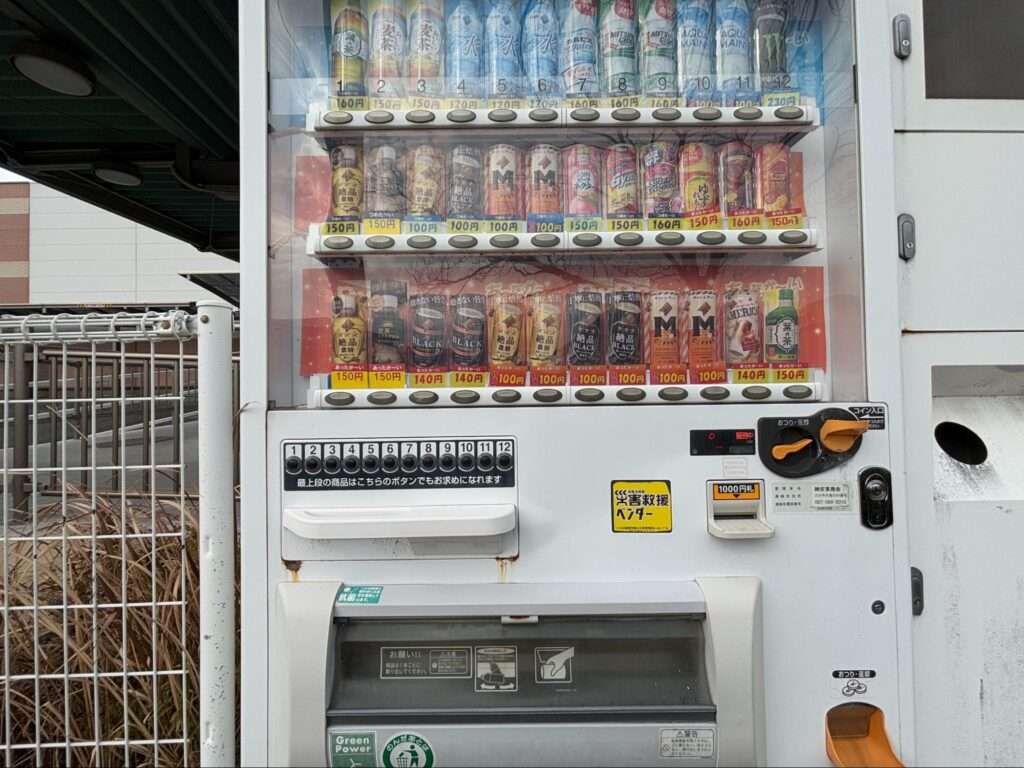 車いすの人も、上段のボタンが押せる自動販売機