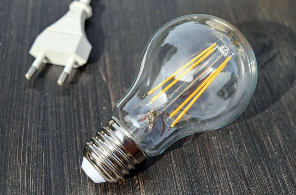 電球とコンセント