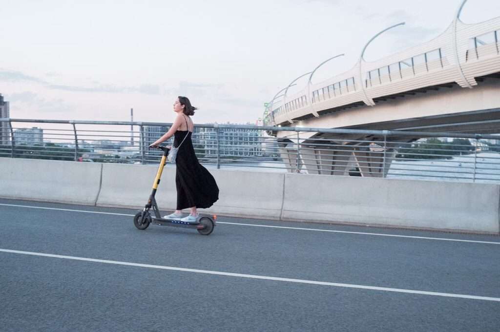 スクーターに乗る女性