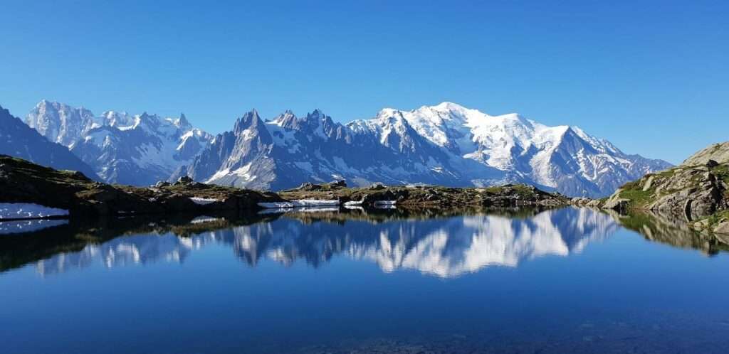 湖と山
