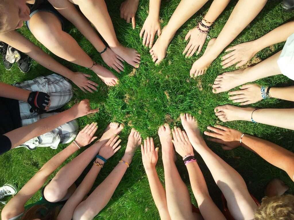 芝生の上のたくさんの手足
