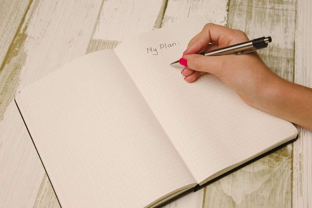 ノートに書き込む女性