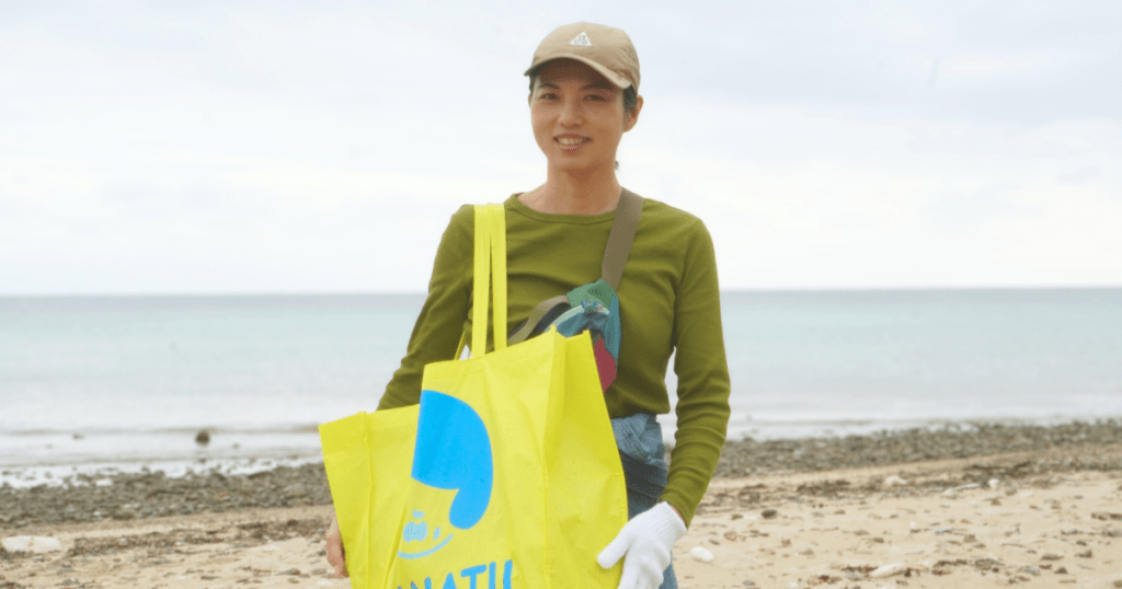 マナティバッグを持つ金城さん