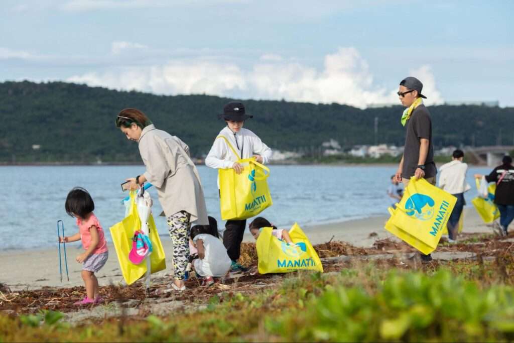 マナティバックでごみ拾いを楽しむ人々