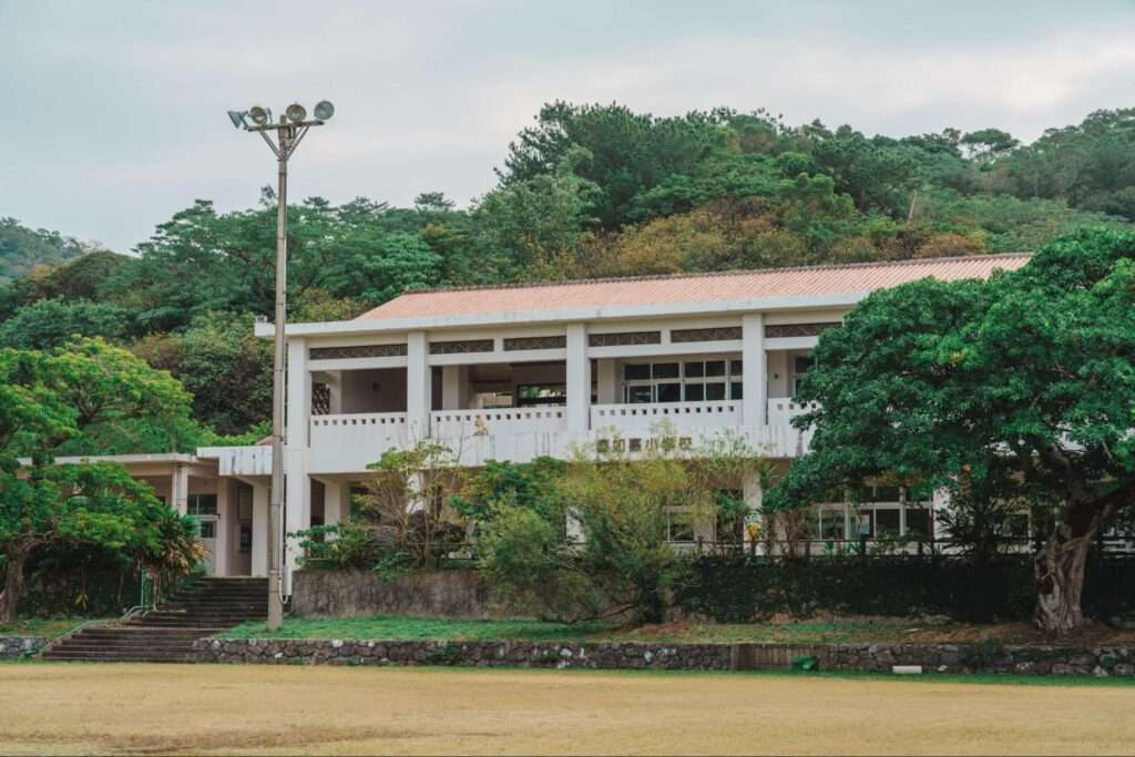 喜如嘉翔学校の外観