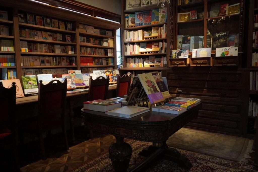 病院の手術室を改修した本屋