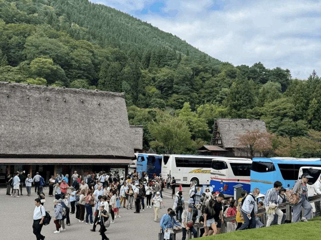 白川郷でのツアーバス観光客の様子