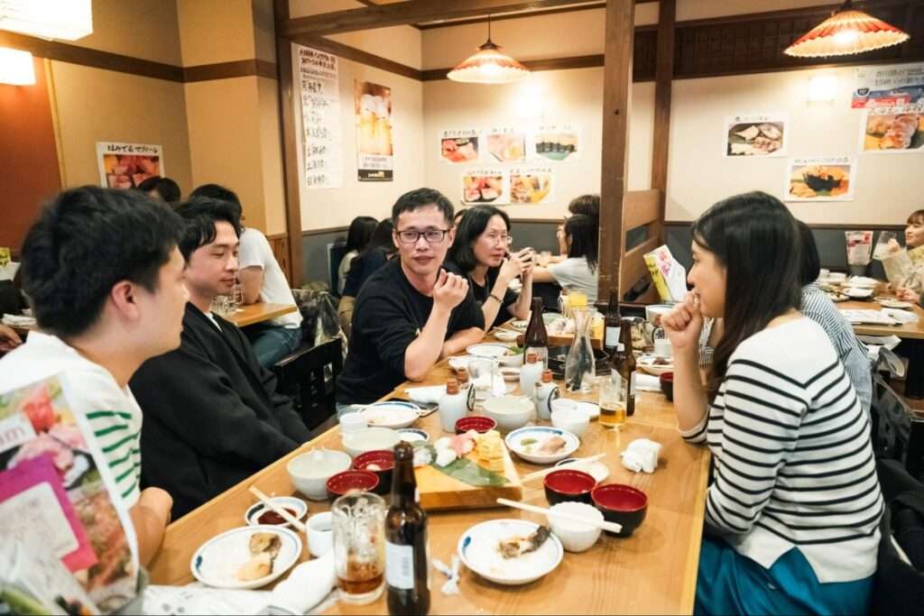 琴平の事業者が居酒屋で話し合う様子