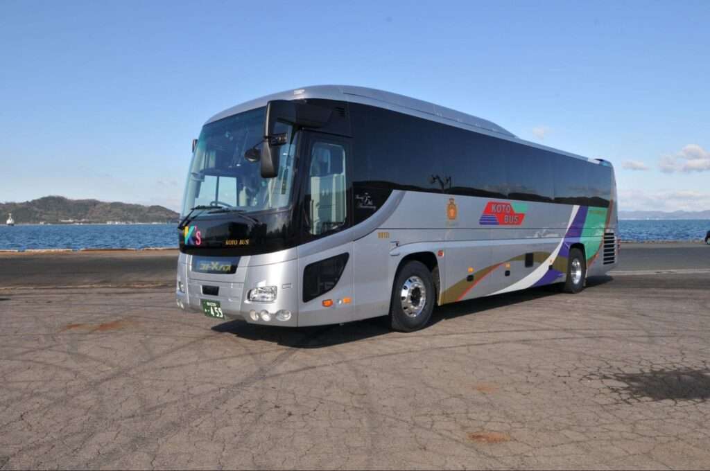 海沿いに停車するコトバス