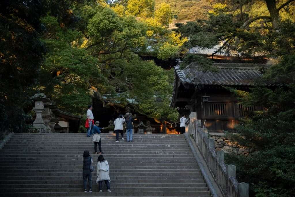 夕暮れ時のこんぴらさん参道