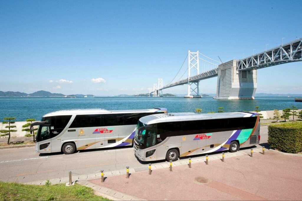 海沿いに並ぶ2台のコトバス