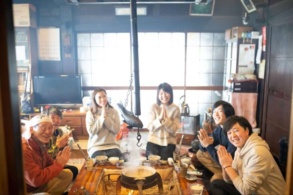 美山町の人々が一緒に食事をする様子
