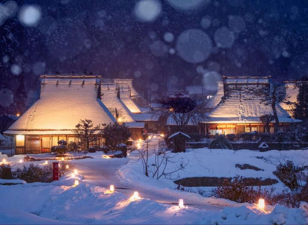「美山かやぶきの里雪灯廊(冬灯廊)」の様子