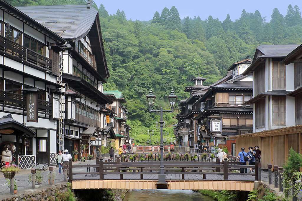 日中の銀山温泉