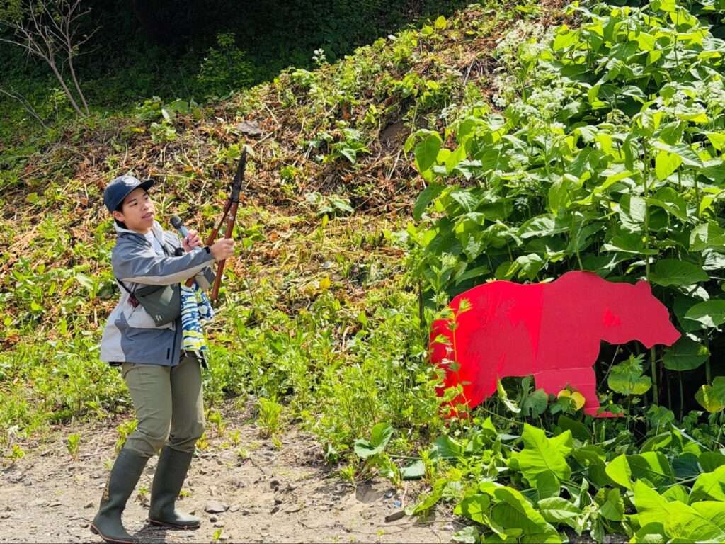 クマ活開始前の様子。大人の背丈ほどあるオオイタドリが生い茂り、ヒグマが身を隠しやすい危険な状態