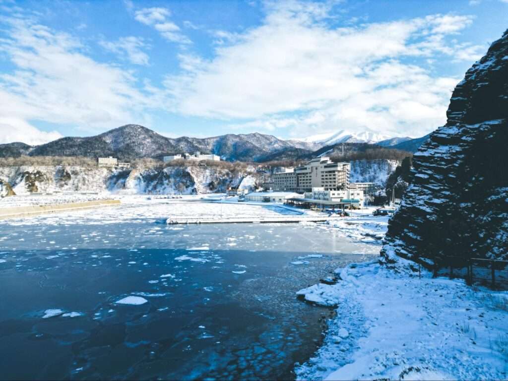 冬季に撮影された北こぶしリゾートの外観と周辺の様子