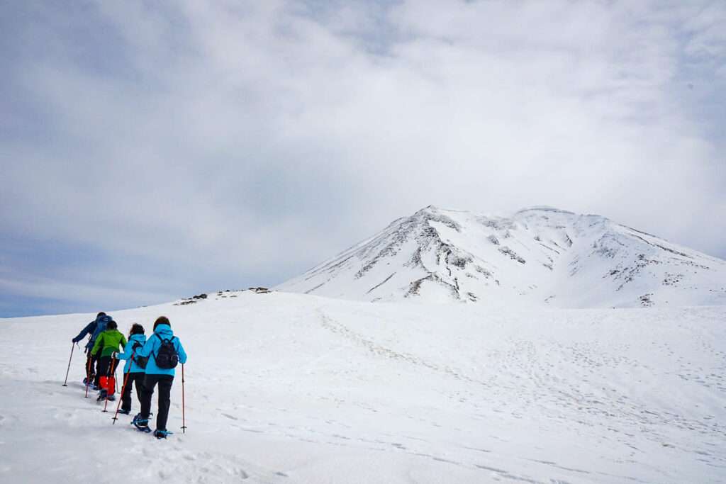 大雪山とそこを登る人々