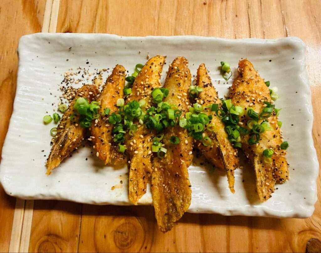 本来なら捨ててしまう鮭のヒレ部分を活用した料理「手羽鮭」