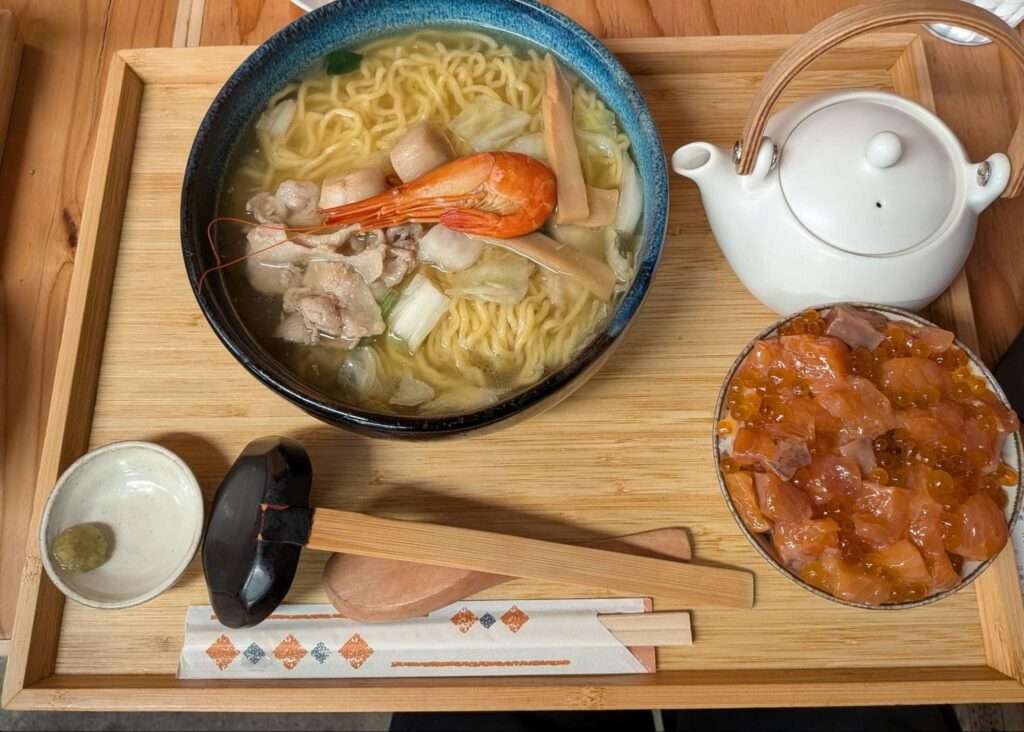 圓子水産で提供している海鮮タンメンとミニ知床漬け丼のセット