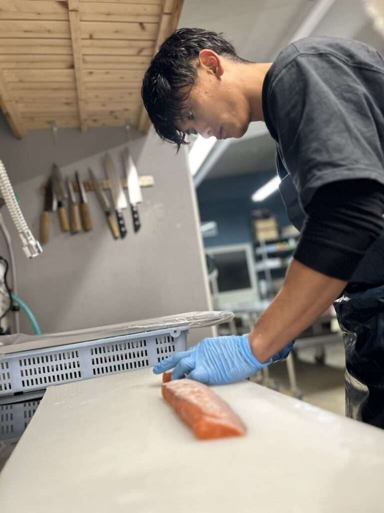 魚をさばく圓子瑞樹さん
